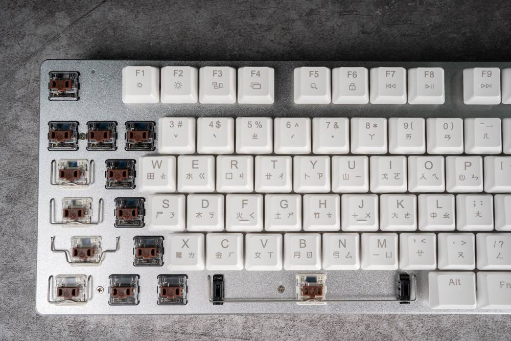 三模薄型化无线机械键盘 / 艾芮克 irocks K83BR 开箱