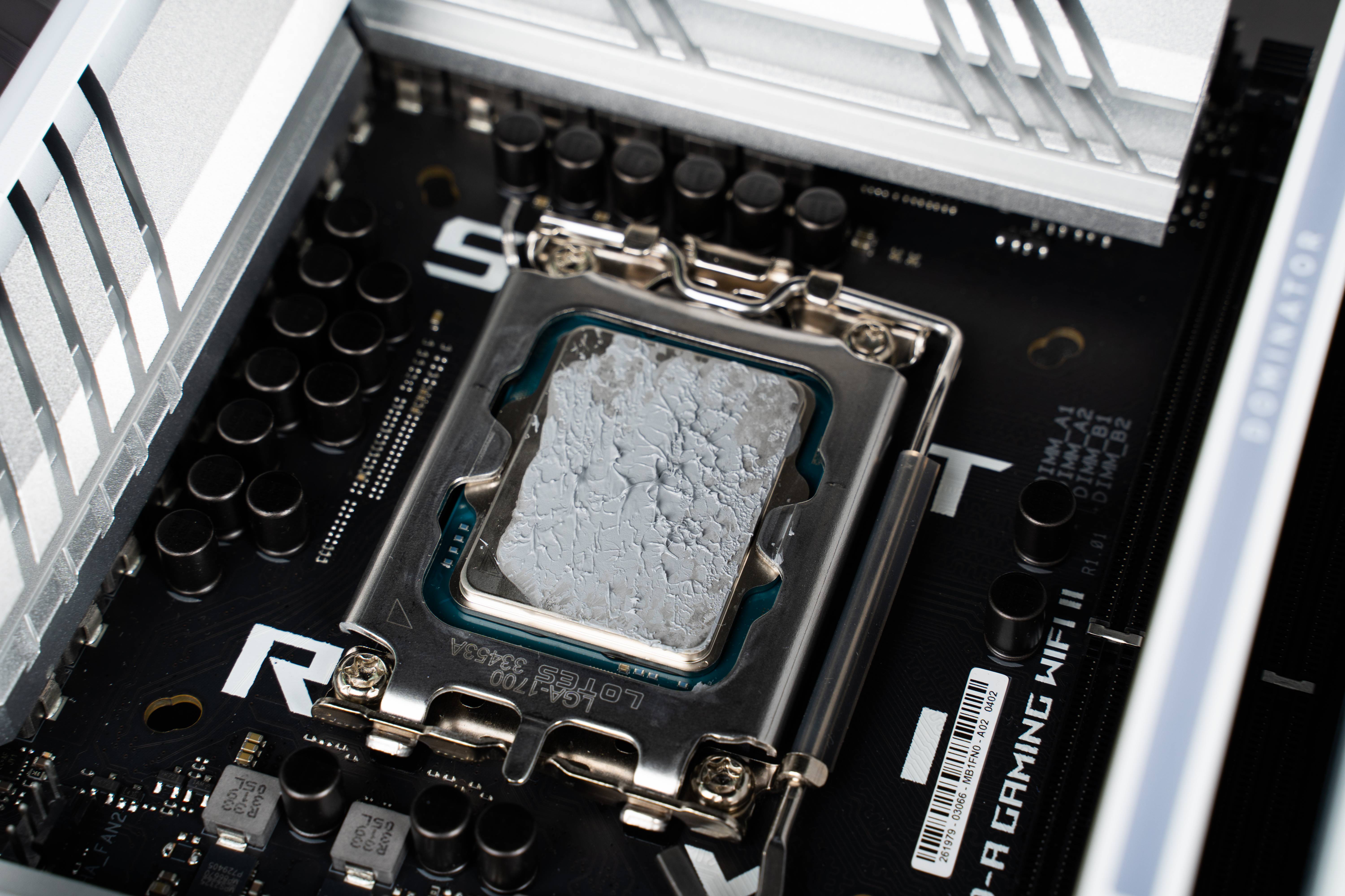 银白色高端主板 WiFi 7 加持 | ASUS ROG STRIX Z790-A GAMING WIFI II 主板开箱测试