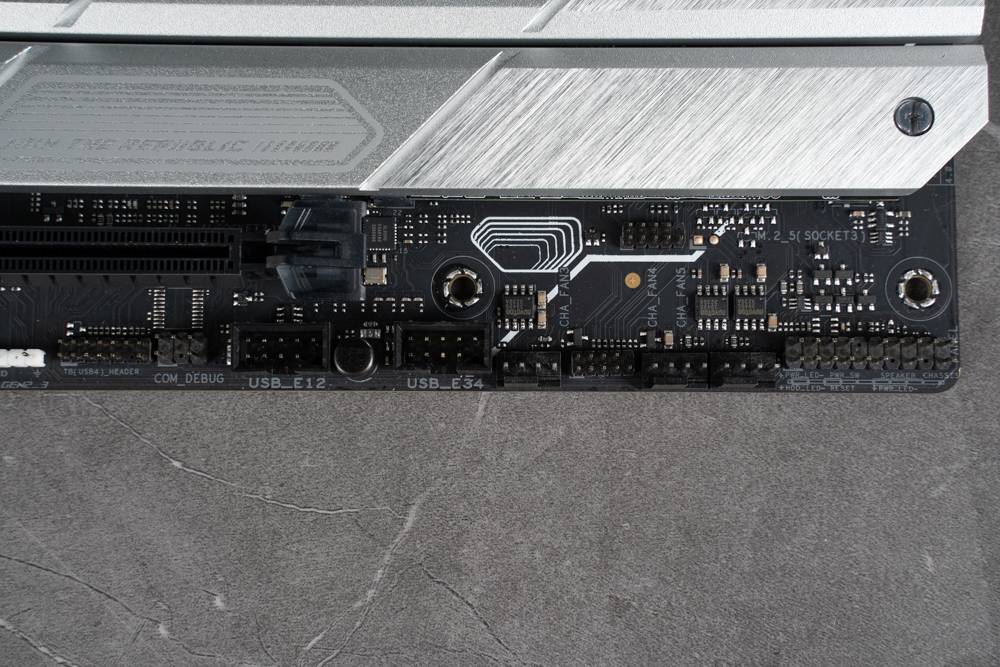 银白色高端主板 WiFi 7 加持 | ASUS ROG STRIX Z790-A GAMING WIFI II 主板开箱测试