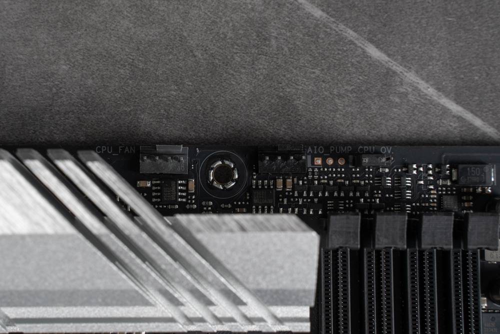 银白色高端主板 WiFi 7 加持 | ASUS ROG STRIX Z790-A GAMING WIFI II 主板开箱测试