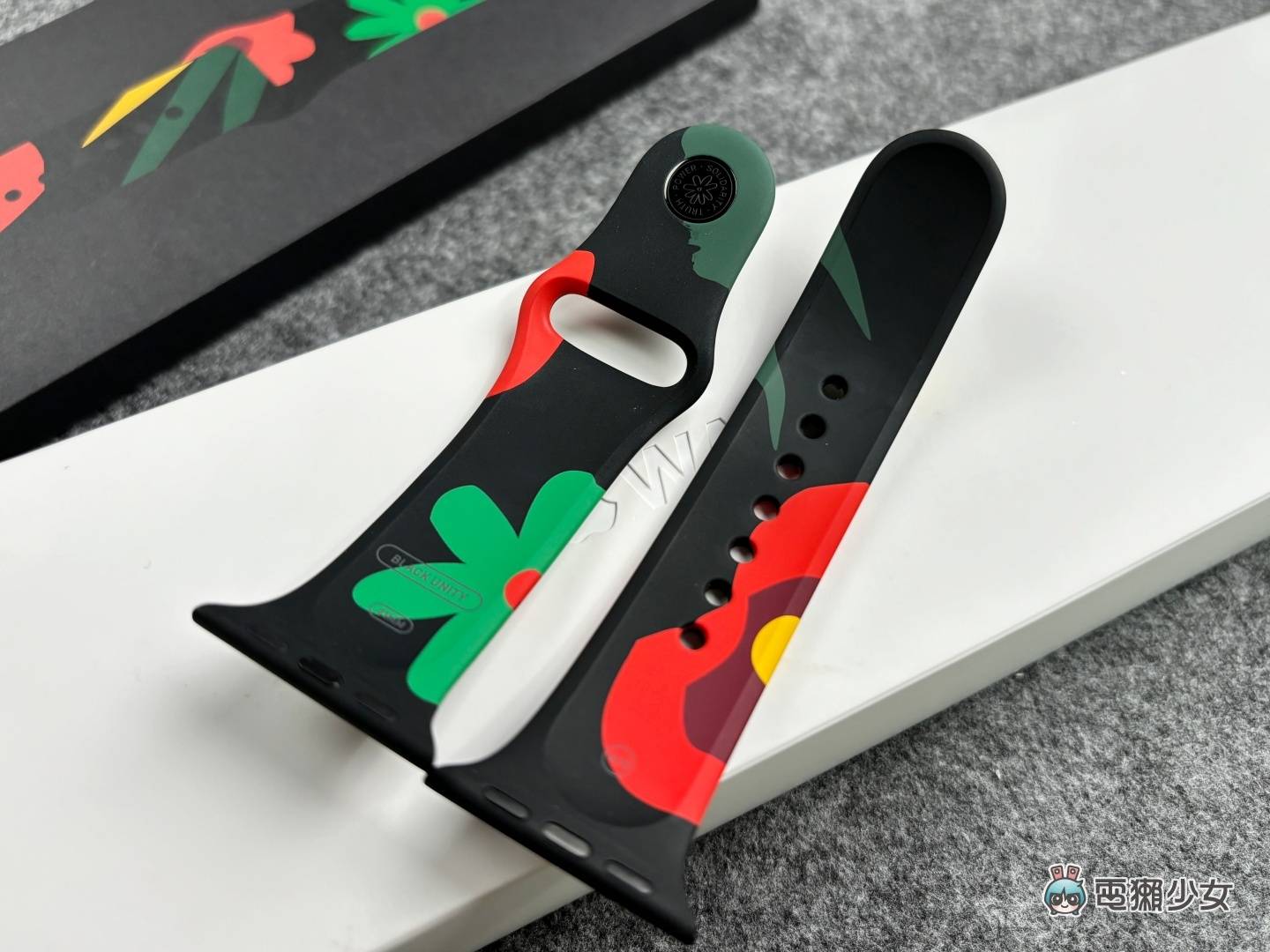 开箱|Apple Watch Black Unity 运动型表带！ 更新 iOS 17.3 还可换上 Unity Bloom 表面来搭配
