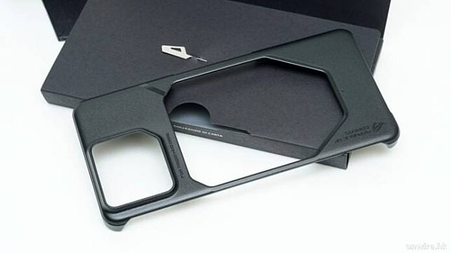 ROG Phone 8 / 8 Pro 外形 手感 设计 规格开箱评测 + 与 ROG Phone 7 比对