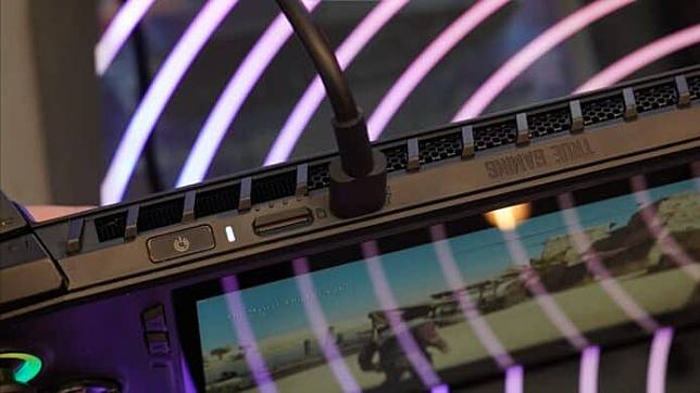 【CES 2024】MSI 推首部 Windows 游戏掌机 Claw Intel Core Ultra 处理器 + 可玩 3A 大作