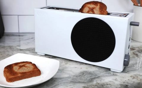 这台 Xbox Series S 多士炉能烤出带 Xbox 图案的面包