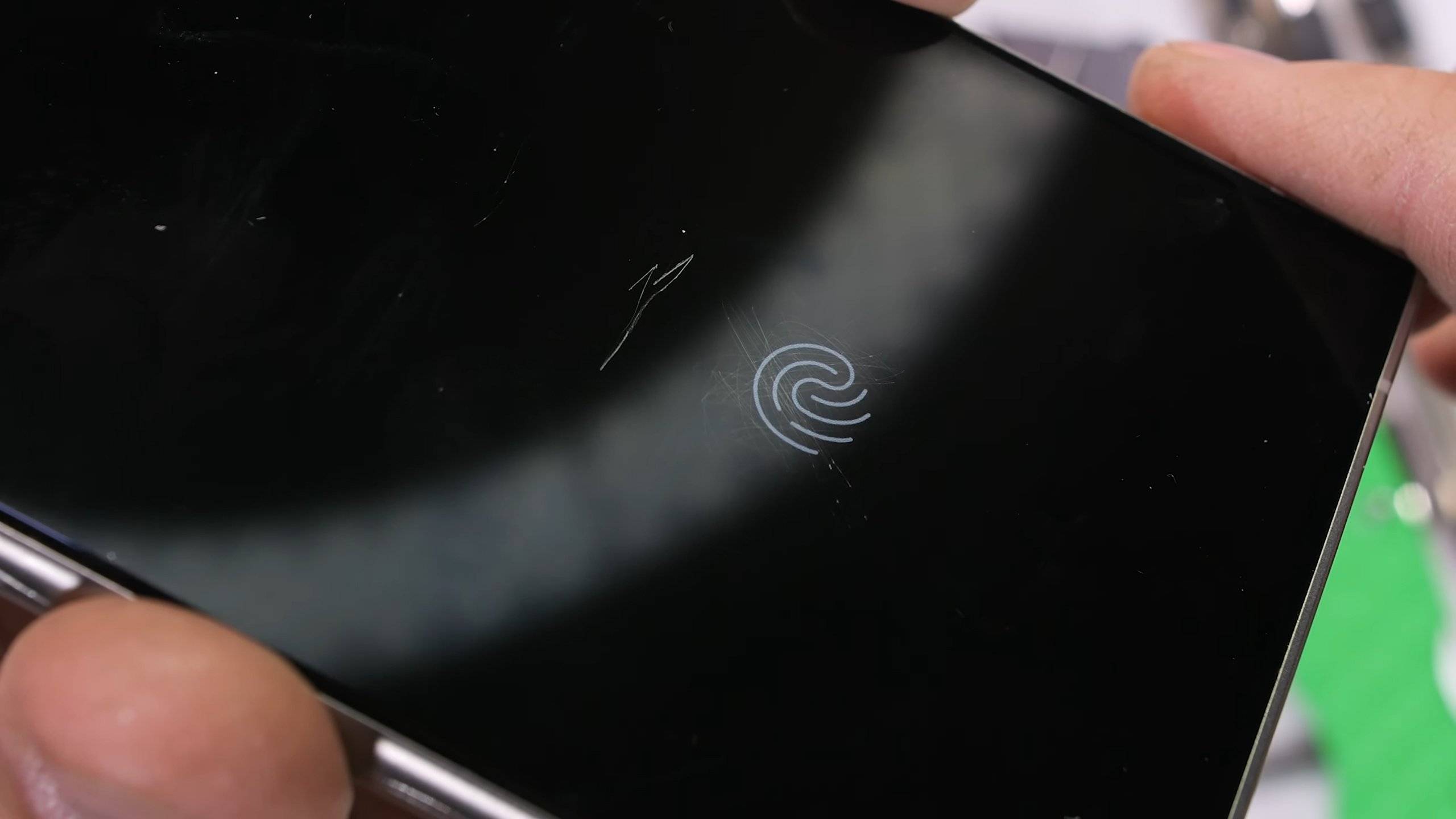 钛金属 S24 Ultra 耐用度实测！ 最耐刮的三星屏幕