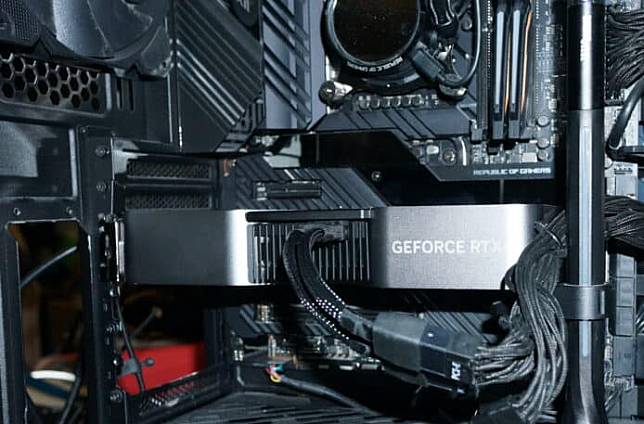NVIDIA RTX 4070 SUPER 显示卡 详细测试 + 性能直迫 RTX 3090 旗舰卡