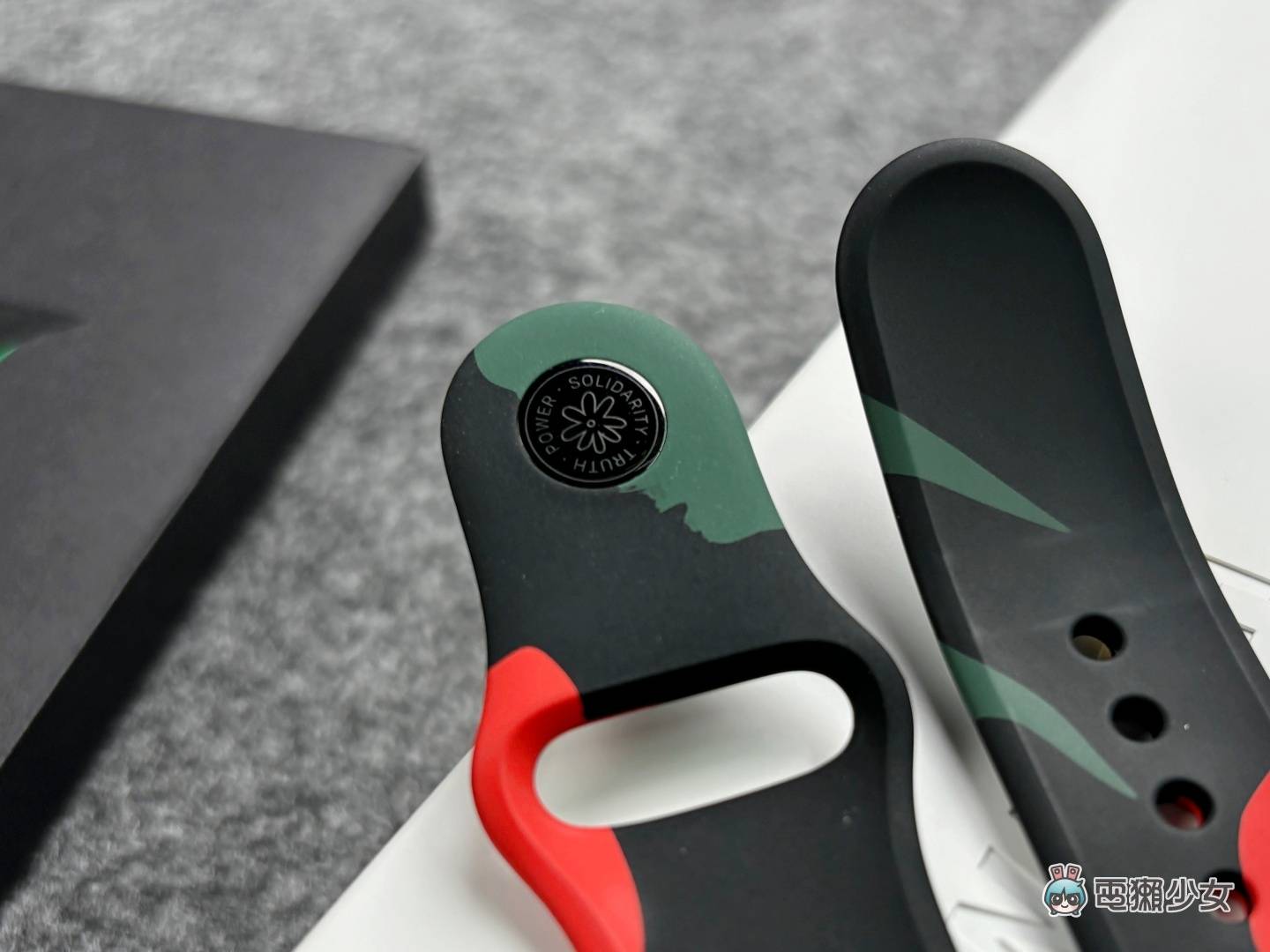 开箱|Apple Watch Black Unity 运动型表带！ 更新 iOS 17.3 还可换上 Unity Bloom 表面来搭配
