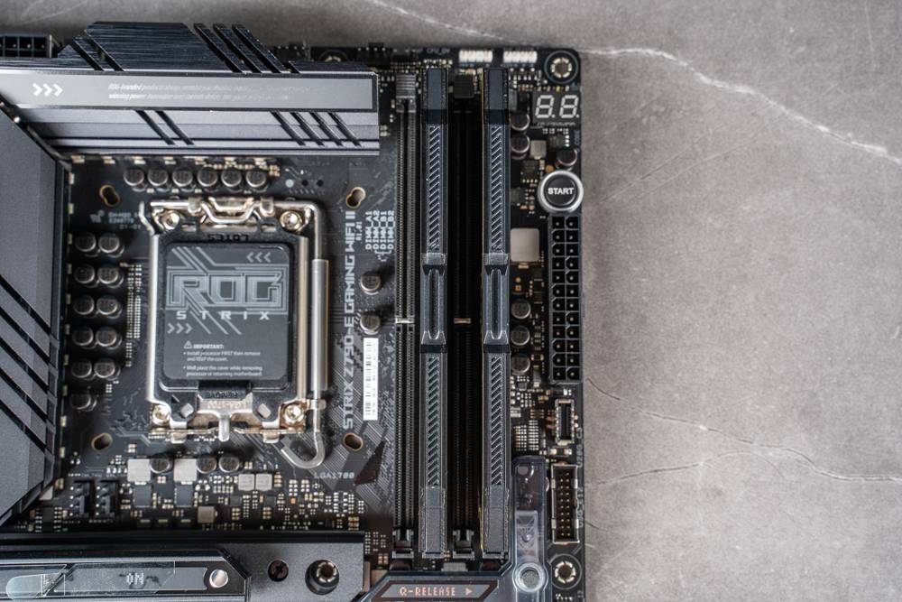黑金经典配色隐藏巨大超频潜力 ！ LEXAR THOR DDR5 6000 16GBx2 内存开箱测试