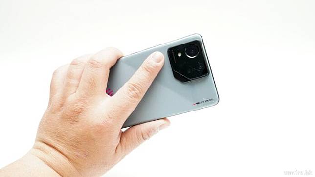 ROG Phone 8 / 8 Pro 外形 手感 设计 规格开箱评测 + 与 ROG Phone 7 比对