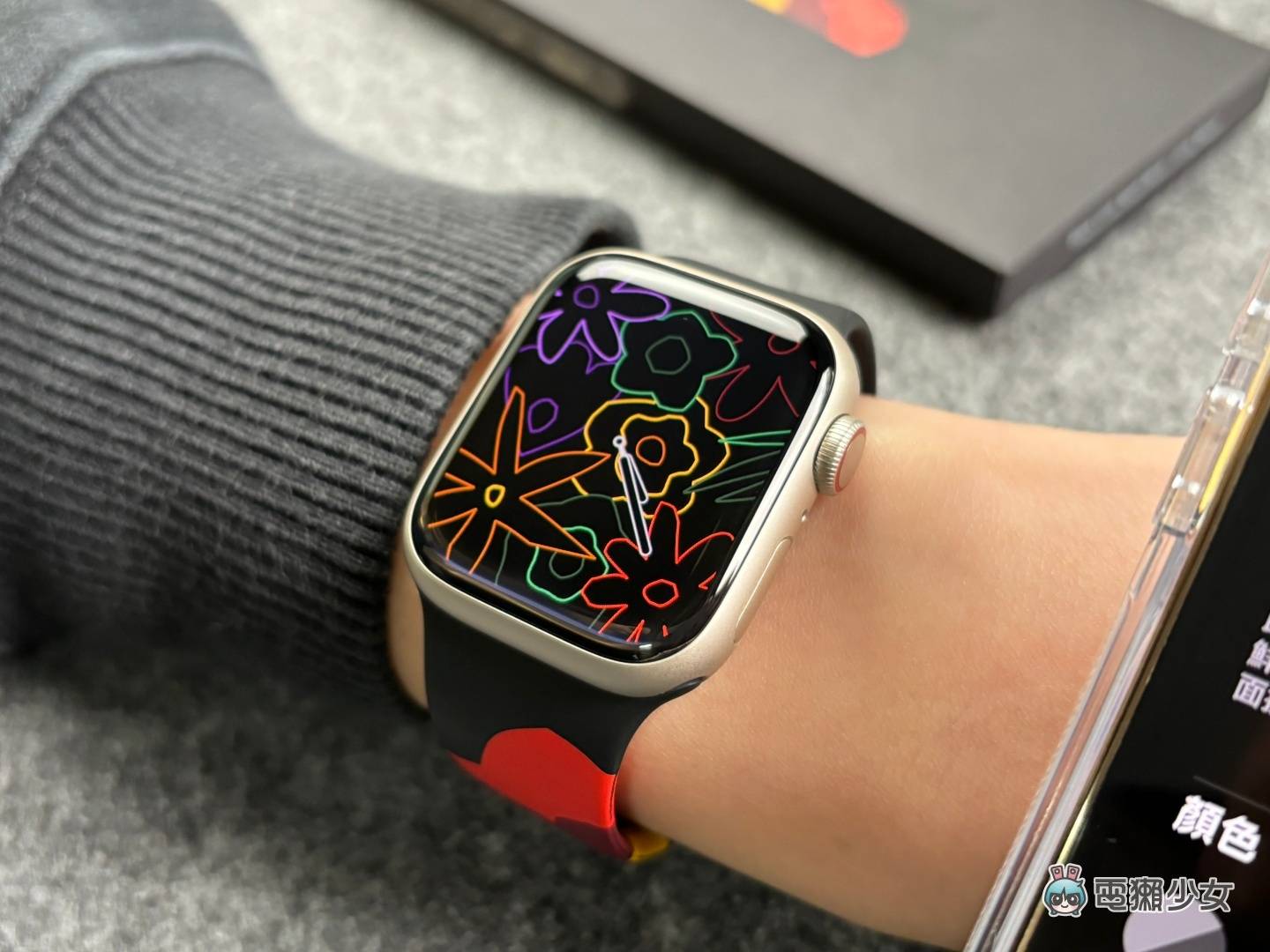 开箱|Apple Watch Black Unity 运动型表带！ 更新 iOS 17.3 还可换上 Unity Bloom 表面来搭配