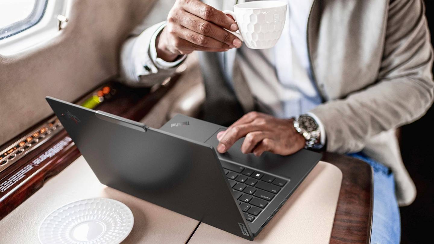Lenovo 在 CES 公布多款筆電更新:X1 Carbon、X1 2-in-1 翻轉筆電與雙系統切換機種 ThinkBook Plus Lenovo 在 CES 公布多款筆電更新:X1 Carbon、X1 2-in-1 翻轉筆電與雙系統切換機種 ThinkBook Plus