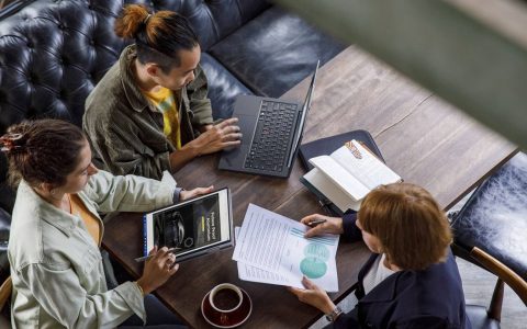 Lenovo 在 CES 公布多款笔电更新：X1 Carbon、X1 2-in-1 翻转笔电与双系统切换机种 ThinkBook Plus