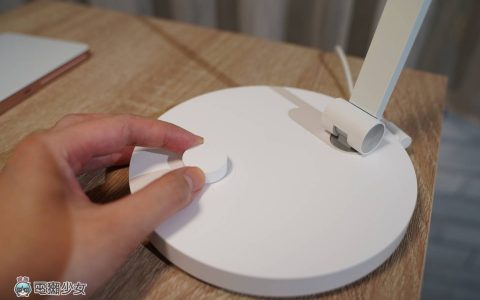 米家台灯 Pro：可多角度调整、光线舒服，忘记关灯还能远程用 App 遥控关闭