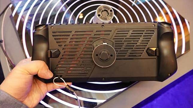 【CES 2024】MSI 推首部 Windows 游戏掌机 Claw Intel Core Ultra 处理器 + 可玩 3A 大作