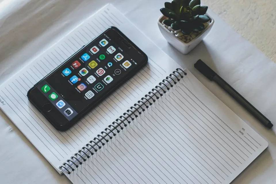 手机使用示意图。 图片来源：pexels
