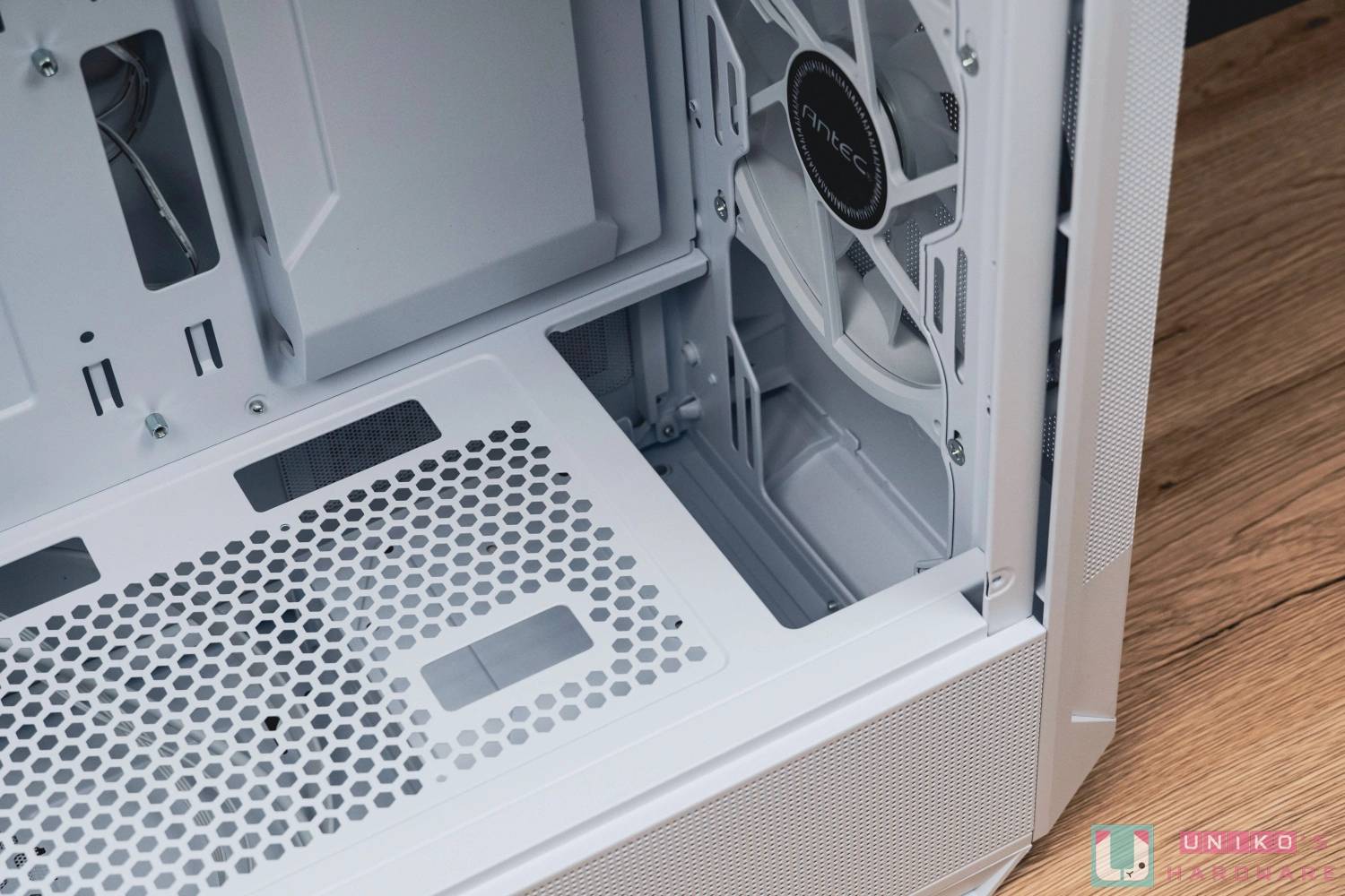 前方搭载双 160 mm ARGB 风扇！ Antec NX416L White 机壳开箱评测