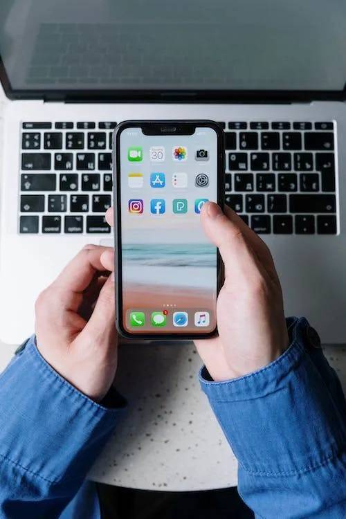 手机使用示意图。 图片来源：pexels