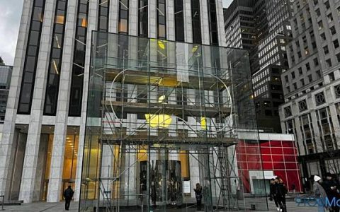 Apple Store 门外出现巨型Apple Vision Pro 模型
