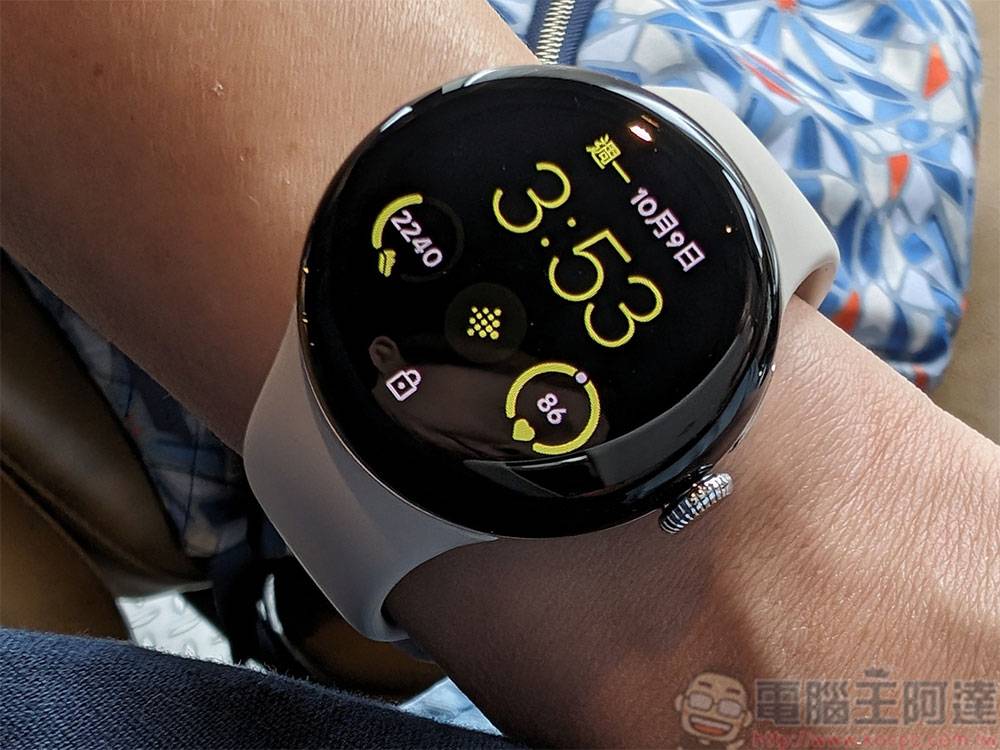 谷歌 Pixel Watch 2 开箱上手：续航更长、速度更快、操作更顺畅 - 