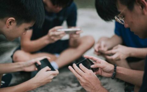 手机摆桌上也会拖慢工作效率？研究显示：就算没用手机，也对大脑认知有显著干扰！