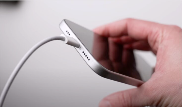 iPhone 15 全部4 款模型机开箱！带你看最新圆角边框实际的样子 第16张