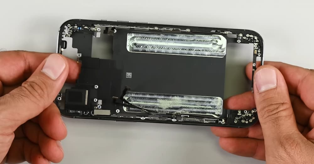 强度与耐用性:史上最薄 iPhone 却意外坚固抗弯