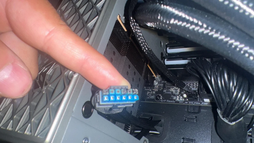 Sapphire RX 9070 XT 再传 16 pin 电源接头融化,第二起事故曝光