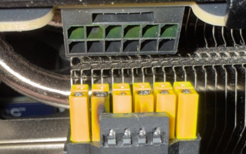 16pin转接线再度发生问题，玩家RTX 5090显卡待机时烧毁