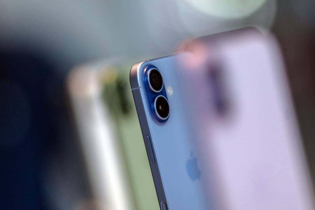 标准版iPhone 17开卖一个月，价格尚未松动，是历年罕见。 （图/路透社）