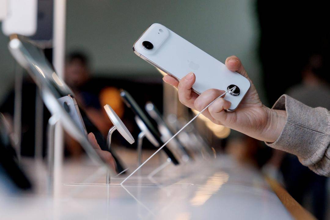 iPhone Air传减产，苹果执行长库克回避回应。 （图/路透社）