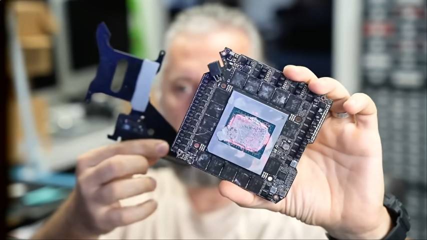 国外维修店呼吁千万别买 RTX 5090 创始版，是他看过史上最糟糕的设计 - 