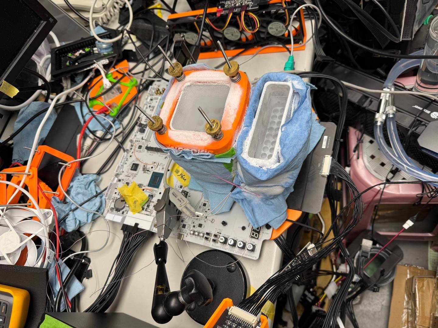 技嘉Z890 AORUS TACHYON ICE 内存超频再创佳绩