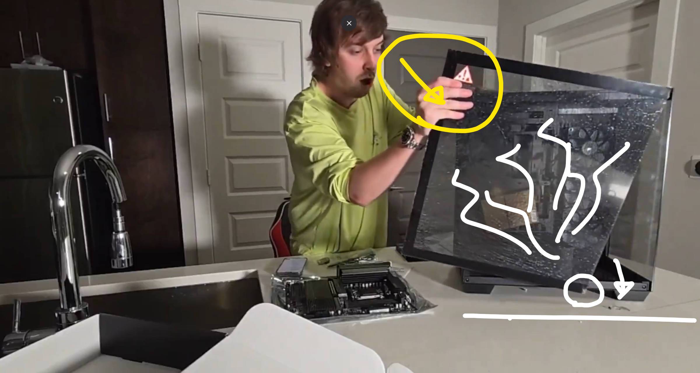 如何以正确手法打开机壳侧面玻璃?