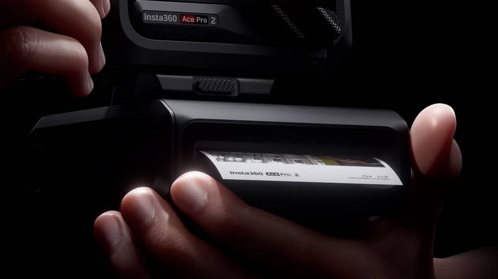 Insta360 Ace Pro 2 套装预告曝光:不只是街拍神器,这次还能「印照片」成为口袋拍立得相机! -