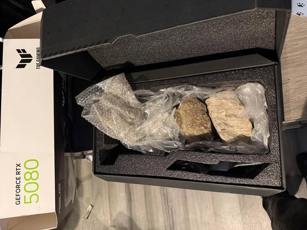 用户在BestBuy购买RTX 5080显卡却收到4个石头,官方调查过程没有任何问题不给予换货或退款 -