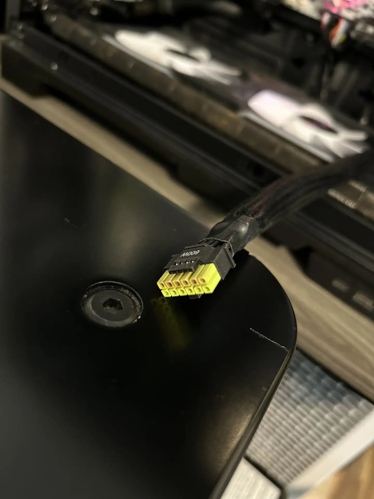 国外疯狂玩家将RTX 5090改装到1350W差点烧毁,还好华擎电源保住了他的显卡-