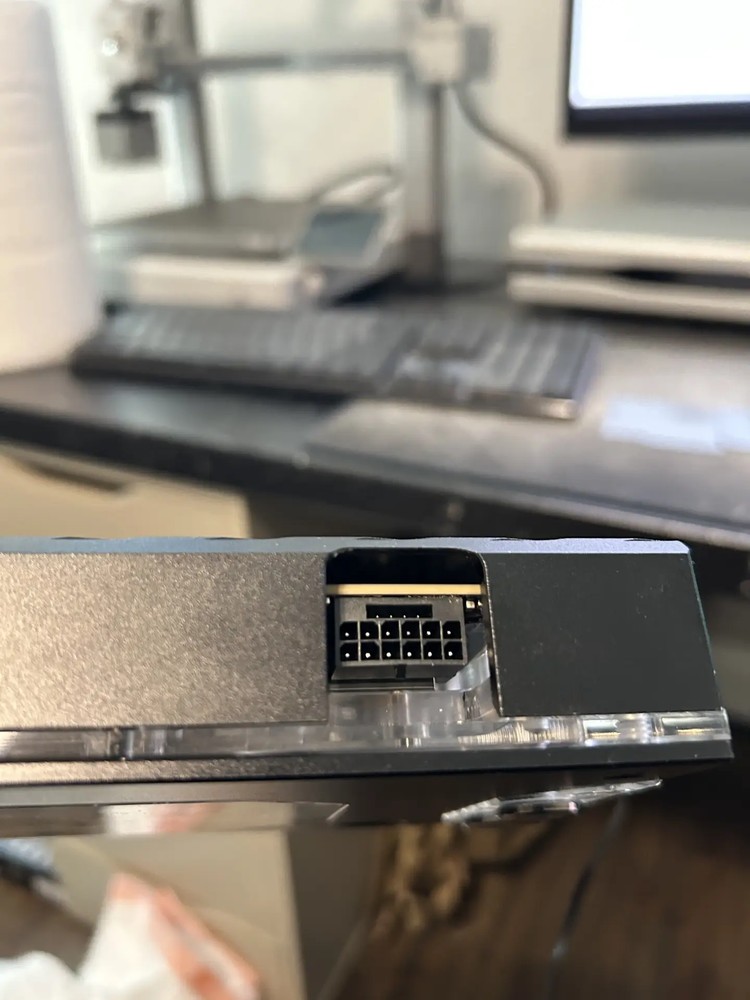 国外疯狂玩家将RTX 5090改装到1350W差点烧毁,还好华擎电源保住了他的显卡-